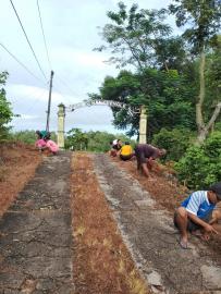 Warga Padukuhan Pulengelo Melaksanakan Kegiatan Kerja Bakti Membersihkan Lingkungan